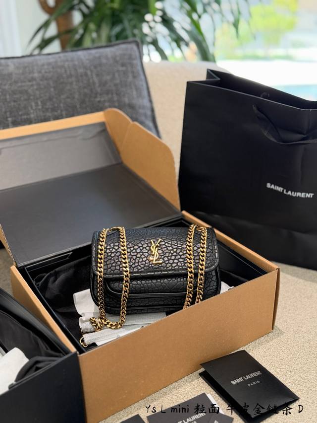 Ysl Mini Niki黑金链条包 Ysl Mini Niki黑金链条包 鳄鱼压纹质感细腻，搭配金色链条和Ysl金属Logo，简约又超有辨识度。迷你尺寸，单肩