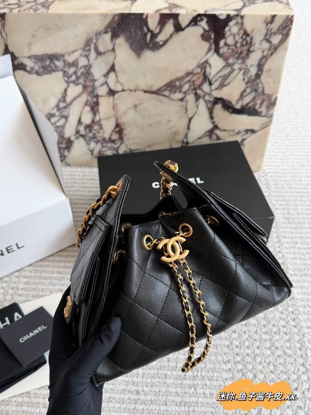 迷你310 配盒 鱼子酱牛皮 Chanel 25S Hobo迷你真绝绝子 今年香香25S系列简直美爆... 这个Size 我真的太爱了 很适合这个季节 鱼子酱的