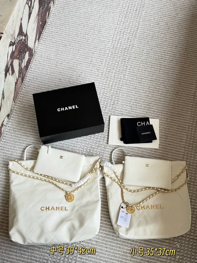 230 配盒 大小同价 Chanel 垃圾袋新款皮质细腻有光泽，既柔软又耐磨，两者兼具 简简单单的外观却藏着不少设计师的高级设计，镂空的 Chanel Logo