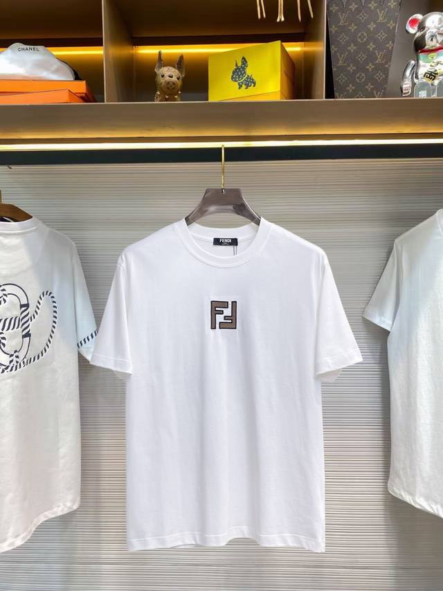 芬迪 三标齐全。 2026夏季新款最新品短袖T恤，专柜同步有售，原单狠货，时尚进口原版科技面料，上身舒适透气，原版定制五金辅料，上身帅气有型，三标齐全，推荐款，
