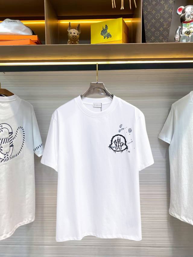 蒙口 三标齐全。 2026夏季新款最新品短袖T恤，专柜同步有售，原单狠货，时尚进口原版科技面料，上身舒适透气，原版定制五金辅料，上身帅气有型，三标齐全，推荐款，