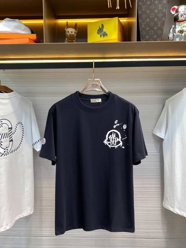 蒙口 三标齐全。 2026夏季新款最新品短袖T恤，专柜同步有售，原单狠货，时尚进口原版科技面料，上身舒适透气，原版定制五金辅料，上身帅气有型，三标齐全，推荐款，