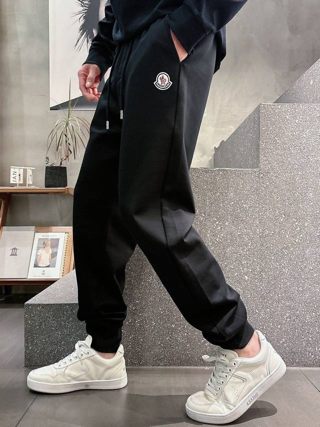 特价 蒙口 2026春季新款长裤休闲裤官网同步发售。品牌经典Logo休闲裤 ，定制面料，舒适度极好，手触感强烈。辨识度极高，完美品相工艺。 尺码：M-3Xl