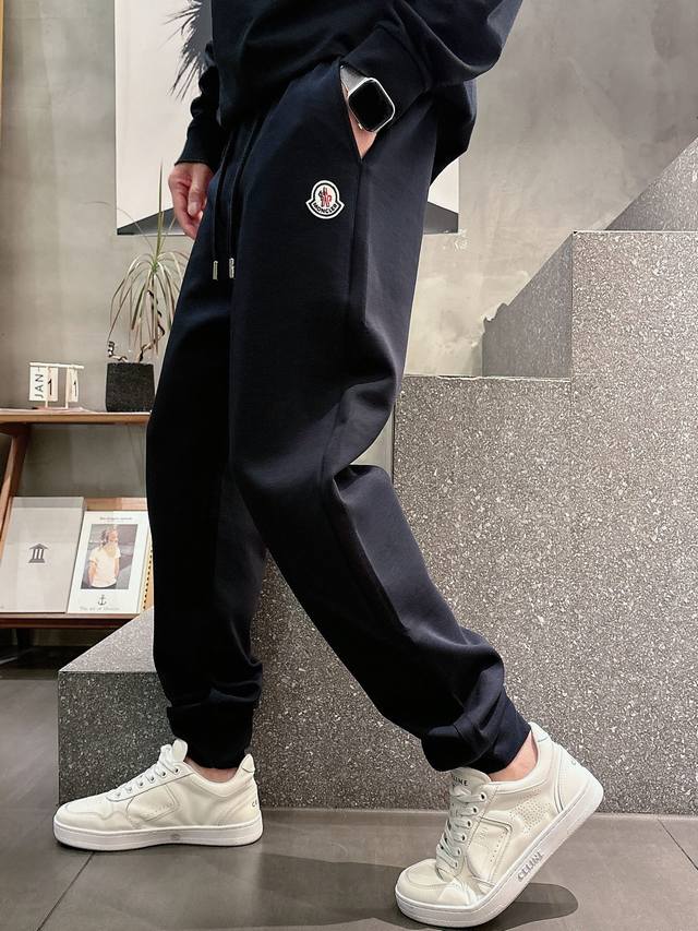 特价 蒙口 2026春季新款长裤休闲裤官网同步发售。品牌经典Logo休闲裤 ，定制面料，舒适度极好，手触感强烈。辨识度极高，完美品相工艺。 尺码：M-3Xl