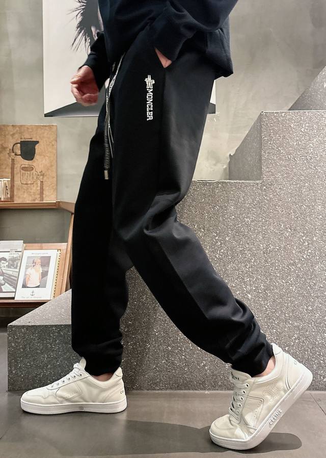 蒙口 2026春季新款长裤休闲裤官网同步发售。品牌经典Logo休闲裤 ，定制面料，舒适度极好，手触感强烈。辨识度极高，完美品相工艺。 尺码：M-3Xl