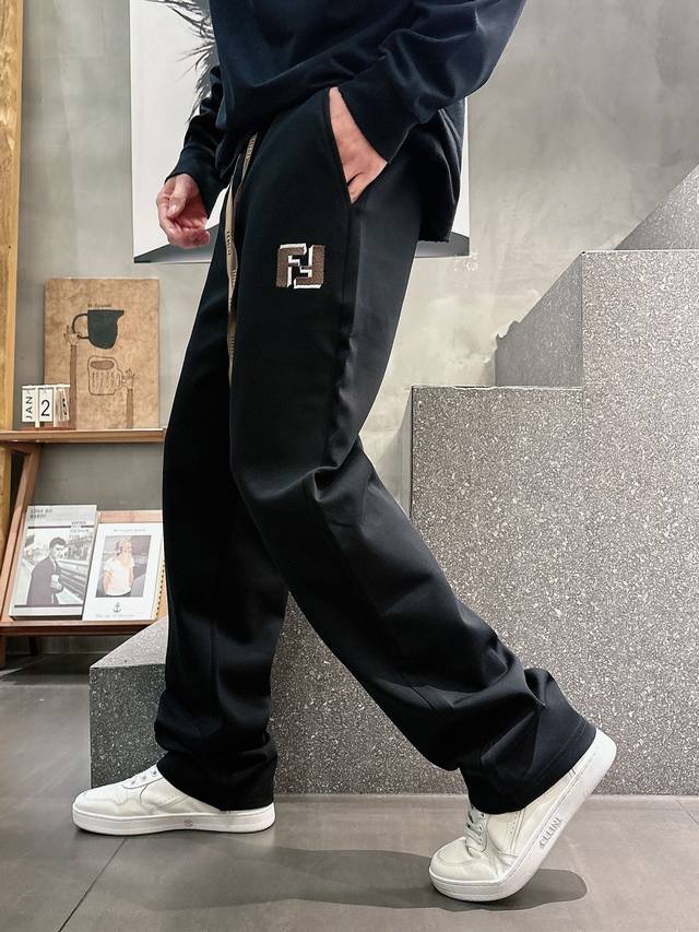 芬迪 2026春季新款长裤休闲裤官网同步发售。品牌经典Logo休闲裤 ，定制面料，舒适度极好，手触感强烈。辨识度极高，完美品相工艺。 尺码：M-3Xl