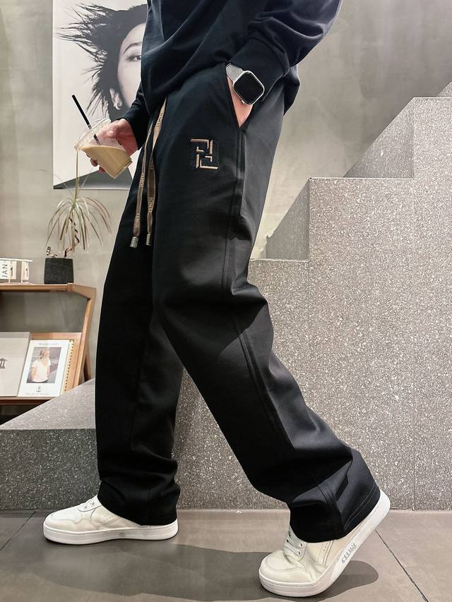 芬迪 2026春季新款长裤休闲裤官网同步发售。品牌经典Logo休闲裤 ，定制面料，舒适度极好，手触感强烈。辨识度极高，完美品相工艺。 尺码：M-3Xl
