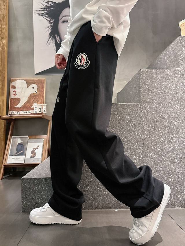 蒙口 2026春季新款休闲裤！官网同步发售。品牌经典Logo休闲裤 ，定制面料，舒适度极好，手触感强烈。辨识度极高，完美品相工艺。 尺码：M-3Xl