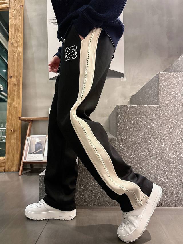 罗意威 2026春季新款休闲裤！官网同步发售。品牌经典Logo休闲裤 ，定制面料，舒适度极好，手触感强烈。辨识度极高，完美品相工艺。 尺码：M-3Xl