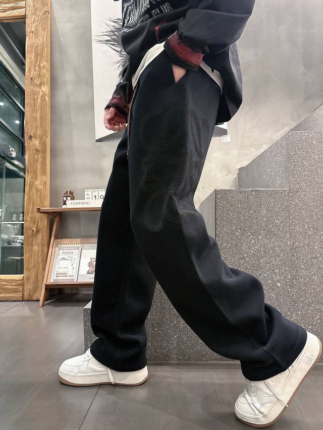 罗意威 2026春季新款休闲裤！官网同步发售。品牌经典Logo休闲裤 ，定制面料，舒适度极好，手触感强烈。辨识度极高，完美品相工艺。 尺码：M-3Xl