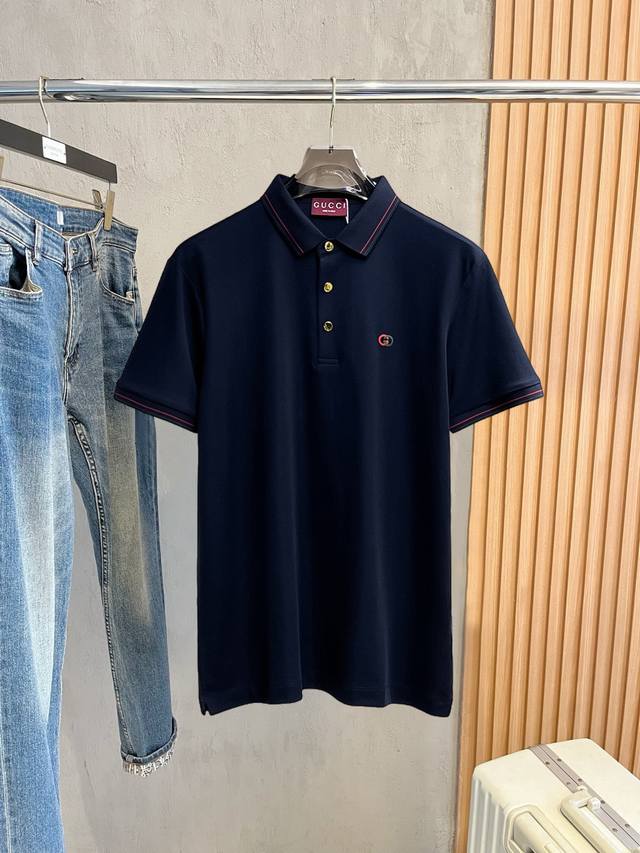 古奇 高端货商务 白领 单位人士必入单品! 休闲商务翻领短袖,科技面料,体感非常棒,手感顺滑质感很棒!弹性好,无任何束缚感,面料自带透气网孔,吸湿排汗,速干保持 古奇 高端货商务 白领 单位人士必入单品! 休闲商务翻领短袖,科技面料,体感非常棒,手感顺滑质感很棒!弹性好,无任何束缚感,面料自带透气网孔,吸湿排汗,速干保持