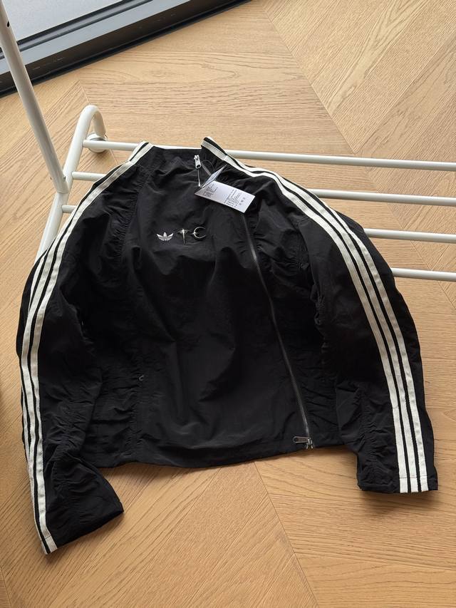 全码出货 供270Adidas Originals X Thug Club 联名款 2025秋冬运动立领舒适夹克 S~Xl 采用质感梭织面料打造，内里网布，立领