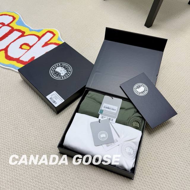 2026春夏新品Canada Goose加拿大鹅 Gladstone男士圆盘刺绣标休闲T恤短袖 款号:1401 颜色:黑色 白色 盒 ,白色 蒿绿色 盒 尺码: 2026春夏新品Canada Goose加拿大鹅 Gladstone男士圆盘刺绣标休闲T恤短袖 款号:1401 颜色:黑色 白色 盒 ,白色 蒿绿色 盒 尺码:
