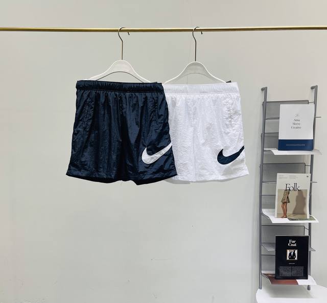 70 Nike 耐克大勾休闲运动短裤！！男女情侣款，柜子很火的一款短裤，三个颜色，只做高品质，欢迎对比！！品质不用多说！ Nike 耐克品牌又一夏季爆款单品，大