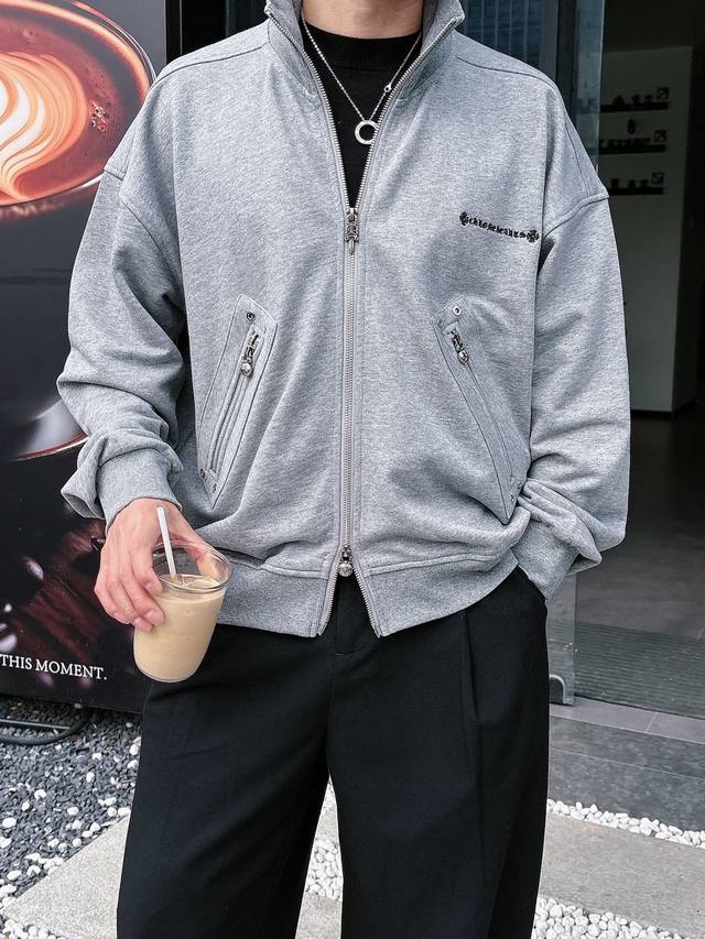 克罗心 官网同款,三标齐全,提前发售 2026春季新款男士夹克外套,原单三标齐全高端版本 专柜定制面料 透气舒适度高,细节无可挑剔,品牌元素设计理念,体现高品质 克罗心 官网同款,三标齐全,提前发售 2026春季新款男士夹克外套,原单三标齐全高端版本 专柜定制面料 透气舒适度高,细节无可挑剔,品牌元素设计理念,体现高品质