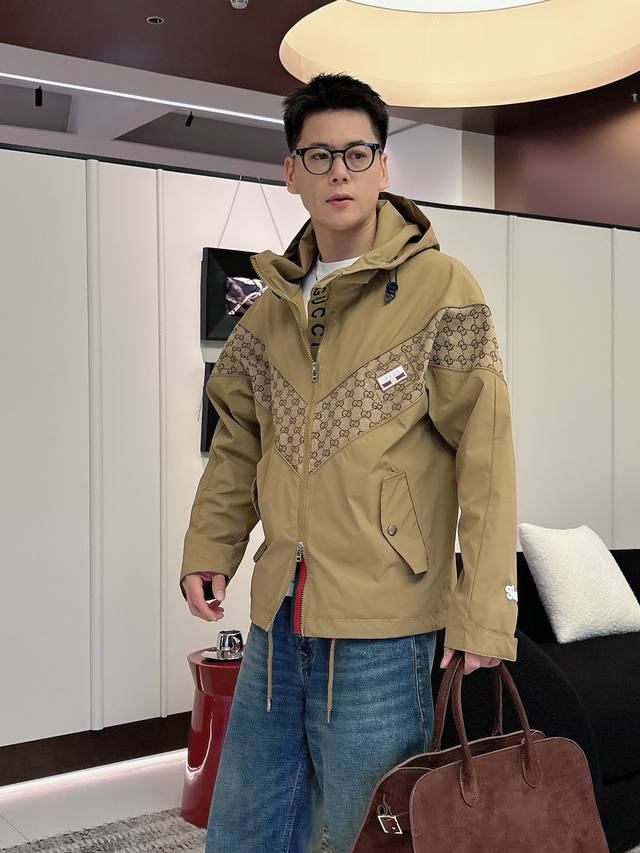 古奇 官网同款,三标齐全,提前发售 2026春季新款男士夹克外套,原单三标齐全高端版本 专柜定制面料 透气舒适度高,细节无可挑剔,品牌元素设计理念,体现高品质。 古奇 官网同款,三标齐全,提前发售 2026春季新款男士夹克外套,原单三标齐全高端版本 专柜定制面料 透气舒适度高,细节无可挑剔,品牌元素设计理念,体现高品质。