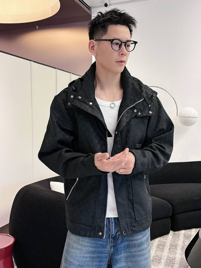 古奇 官网同款,三标齐全,提前发售 2026春季新款男士夹克外套,原单三标齐全高端版本 专柜定制面料 透气舒适度高,细节无可挑剔,品牌元素设计理念,体现高品质。 古奇 官网同款,三标齐全,提前发售 2026春季新款男士夹克外套,原单三标齐全高端版本 专柜定制面料 透气舒适度高,细节无可挑剔,品牌元素设计理念,体现高品质。