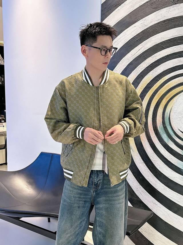 古奇 官网同款,三标齐全,提前发售 2026春季新款男士夹克外套,原单三标齐全高端版本 专柜定制面料 透气舒适度高,细节无可挑剔,品牌元素设计理念,体现高品质。 古奇 官网同款,三标齐全,提前发售 2026春季新款男士夹克外套,原单三标齐全高端版本 专柜定制面料 透气舒适度高,细节无可挑剔,品牌元素设计理念,体现高品质。