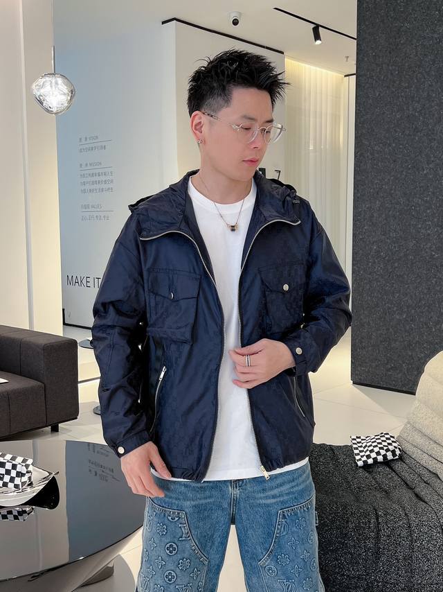 古奇 官网同款,三标齐全,提前发售 2026春季新款男士夹克外套, 原单三标齐全高端版本 专柜定制面料 透气舒适度高,细节无可挑剔,品牌元素设计理念,体现高品质 古奇 官网同款,三标齐全,提前发售 2026春季新款男士夹克外套, 原单三标齐全高端版本 专柜定制面料 透气舒适度高,细节无可挑剔,品牌元素设计理念,体现高品质