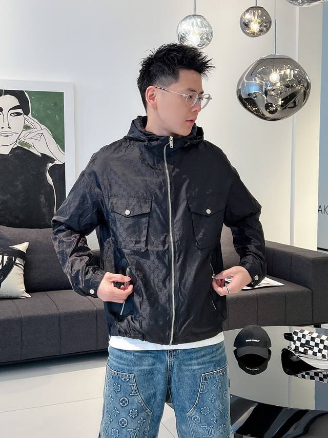 古奇 官网同款,三标齐全,提前发售 2026春季新款男士夹克外套, 原单三标齐全高端版本 专柜定制面料 透气舒适度高,细节无可挑剔,品牌元素设计理念,体现高品质 古奇 官网同款,三标齐全,提前发售 2026春季新款男士夹克外套, 原单三标齐全高端版本 专柜定制面料 透气舒适度高,细节无可挑剔,品牌元素设计理念,体现高品质
