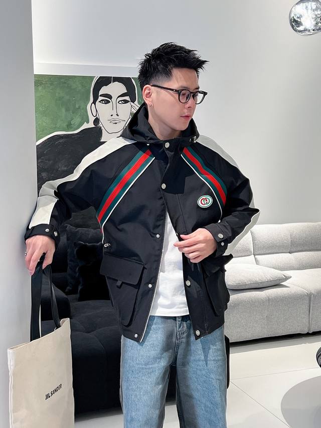 古奇 官网同款,三标齐全,提前发售 2026春季新款男士夹克外套, 原单三标齐全高端版本 专柜定制面料 透气舒适度高,细节无可挑剔,品牌元素设计理念,体现高品质 古奇 官网同款,三标齐全,提前发售 2026春季新款男士夹克外套, 原单三标齐全高端版本 专柜定制面料 透气舒适度高,细节无可挑剔,品牌元素设计理念,体现高品质
