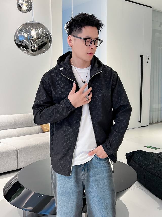 古奇 官网同款,三标齐全,提前发售 2026春季新款男士夹克外套, 原单三标齐全高端版本 专柜定制面料 透气舒适度高,细节无可挑剔,品牌元素设计理念,体现高品质 古奇 官网同款,三标齐全,提前发售 2026春季新款男士夹克外套, 原单三标齐全高端版本 专柜定制面料 透气舒适度高,细节无可挑剔,品牌元素设计理念,体现高品质