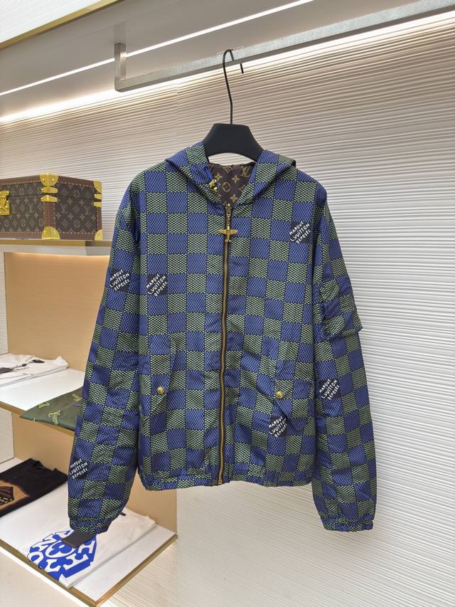 官网款 Lv 路易威登家族男士时装款轻便双面提花夹克外套,香港洋行渠道货,高端品鉴级产物,官柜主推展示,2026春季新款夹克,明星级爆款! 整体的设计风格有着强 官网款 Lv 路易威登家族男士时装款轻便双面提花夹克外套,香港洋行渠道货,高端品鉴级产物,官柜主推展示,2026春季新款夹克,明星级爆款! 整体的设计风格有着强