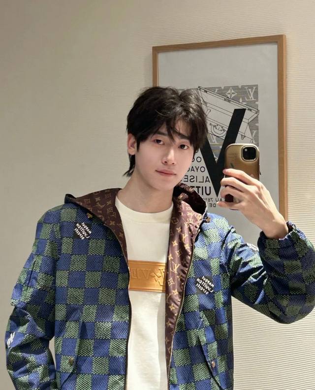 官网款 Lv 路易威登家族男士时装款轻便双面提花夹克外套,香港洋行渠道货,高端品鉴级产物,官柜主推展示,2026春季新款夹克,明星级爆款! 整体的设计风格有着强 官网款 Lv 路易威登家族男士时装款轻便双面提花夹克外套,香港洋行渠道货,高端品鉴级产物,官柜主推展示,2026春季新款夹克,明星级爆款! 整体的设计风格有着强