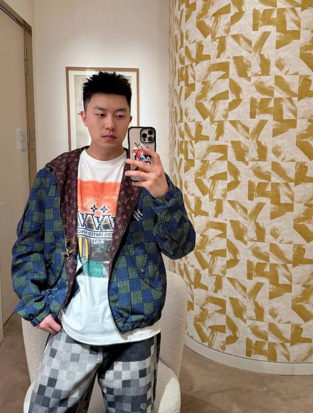 官网款 Lv 路易威登家族男士时装款轻便双面提花夹克外套,香港洋行渠道货,高端品鉴级产物,官柜主推展示,2026春季新款夹克,明星级爆款! 整体的设计风格有着强 官网款 Lv 路易威登家族男士时装款轻便双面提花夹克外套,香港洋行渠道货,高端品鉴级产物,官柜主推展示,2026春季新款夹克,明星级爆款! 整体的设计风格有着强