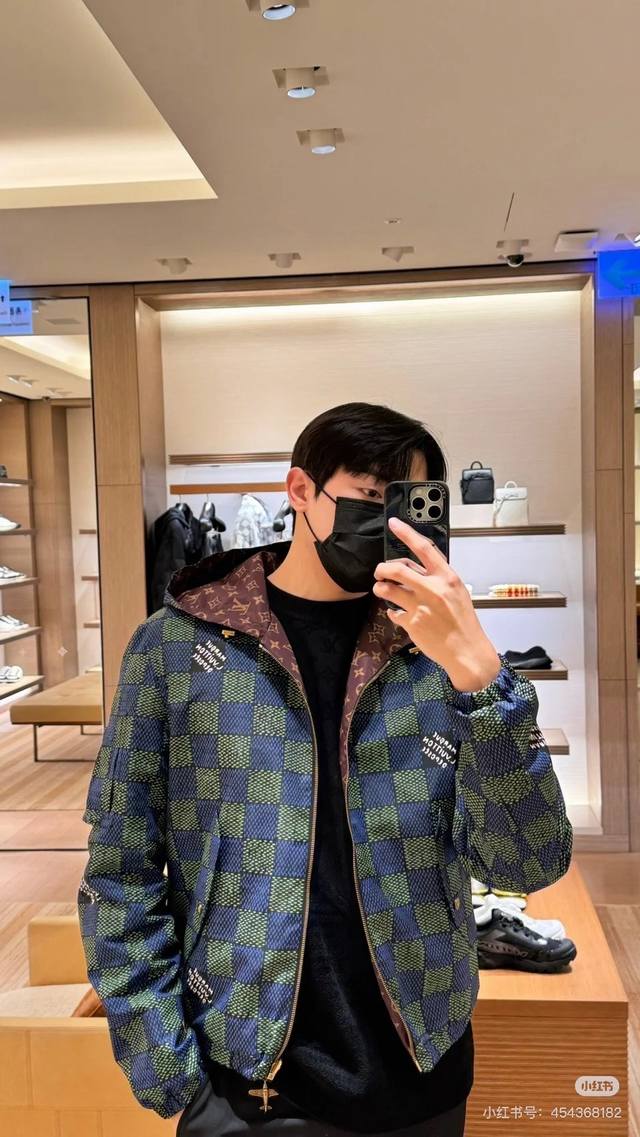 官网款 Lv 路易威登家族男士时装款轻便双面提花夹克外套,香港洋行渠道货,高端品鉴级产物,官柜主推展示,2026春季新款夹克,明星级爆款! 整体的设计风格有着强 官网款 Lv 路易威登家族男士时装款轻便双面提花夹克外套,香港洋行渠道货,高端品鉴级产物,官柜主推展示,2026春季新款夹克,明星级爆款! 整体的设计风格有着强
