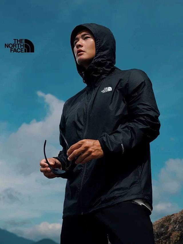 模特图 供 北面移动风墙!高效防风防泼防晒 2026春夏新款北面Tnf户外连帽轻薄皮肤衣夹克 轻薄 云感 防风 防泼 防晒 防撕裂 柔滑 清凉隐形风墙, 山野畅 模特图 供 北面移动风墙!高效防风防泼防晒 2026春夏新款北面Tnf户外连帽轻薄皮肤衣夹克 轻薄 云感 防风 防泼 防晒 防撕裂 柔滑 清凉隐形风墙, 山野畅