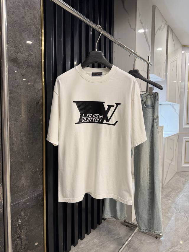 -Louis Vuitto* 2026春夏新款.做工精细完美.面料独家定制定染270G柔软舒适且不变形.Oversize宽松版型.男女同款.欢迎对比. -Col -Louis Vuitto* 2026春夏新款.做工精细完美.面料独家定制定染270G柔软舒适且不变形.Oversize宽松版型.男女同款.欢迎对比. -Col