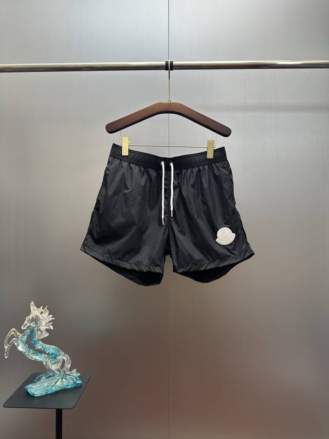 盟可睐Moncler纯色系三分沙滩裤夏季清爽速干休闲短裤 正品面料：采用原版尼龙速干科技面料 极致轻薄 手感丝滑 五金定制：原版定制Logo 经典白标 带内衬网