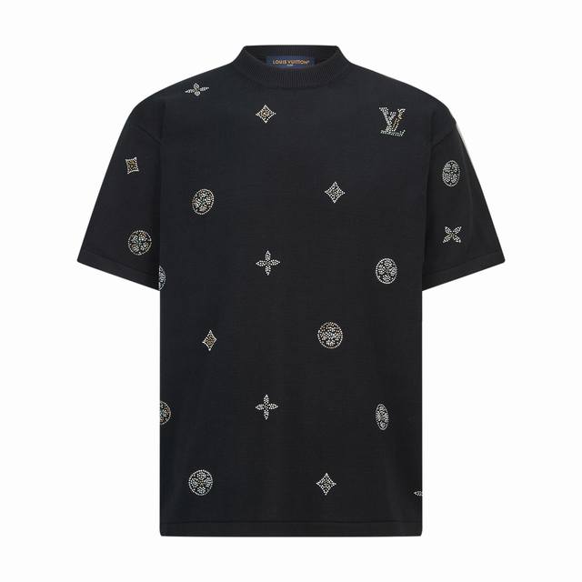 Louis Vuitton 烫钻标识针织衫 面料:采用100%绵纱。 工艺:烫钻采用多色来茵石定制1:1模原,高温120度烫压。 本款棉质短袖圆领衫聚焦当季Lv Louis Vuitton 烫钻标识针织衫 面料:采用100%绵纱。 工艺:烫钻采用多色来茵石定制1:1模原,高温120度烫压。 本款棉质短袖圆领衫聚焦当季Lv