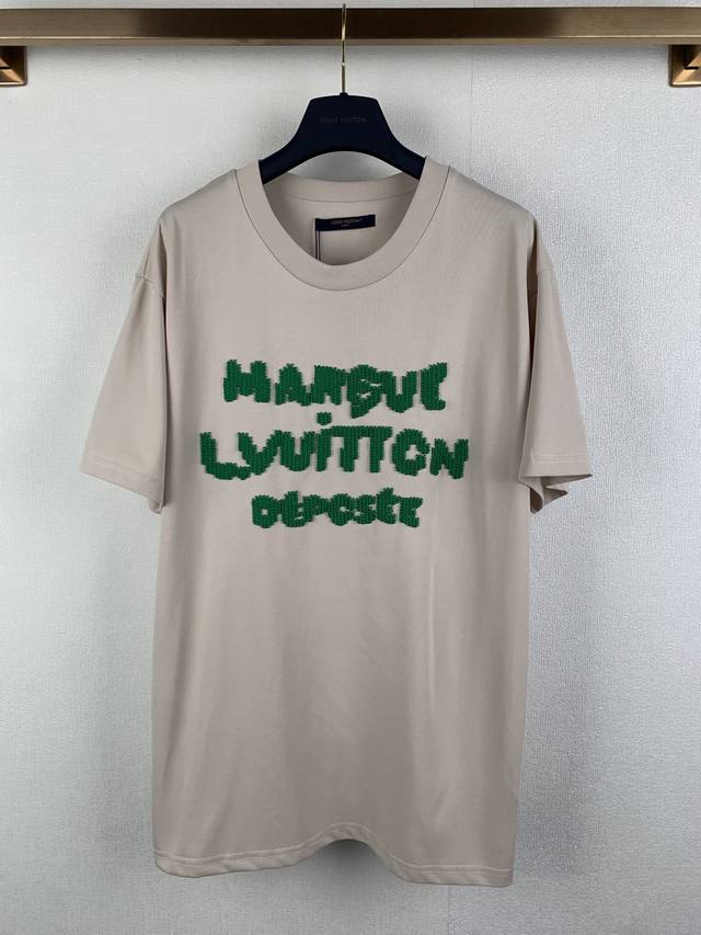 Louis Vuitton 路易 Lv 十字绣Logo字母纯棉短袖T恤 Size Smlxl Louis Vuitton 路易 Lv 十字绣Logo字母纯棉短袖T恤 Size Smlxl