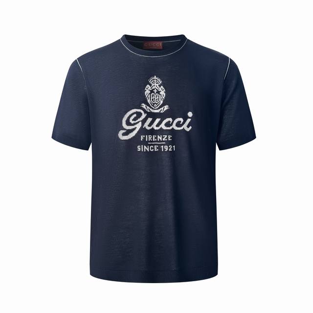 Gucci 嵌花针织短袖 定织冰丝亚麻混纺针织 丝滑亲肤 干爽透气 以雾感深海蓝为主色调 用低饱和的沉静质感 诠释奢雅质感 Gucci Firenze Sinc Gucci 嵌花针织短袖 定织冰丝亚麻混纺针织 丝滑亲肤 干爽透气 以雾感深海蓝为主色调 用低饱和的沉静质感 诠释奢雅质感 Gucci Firenze Sinc