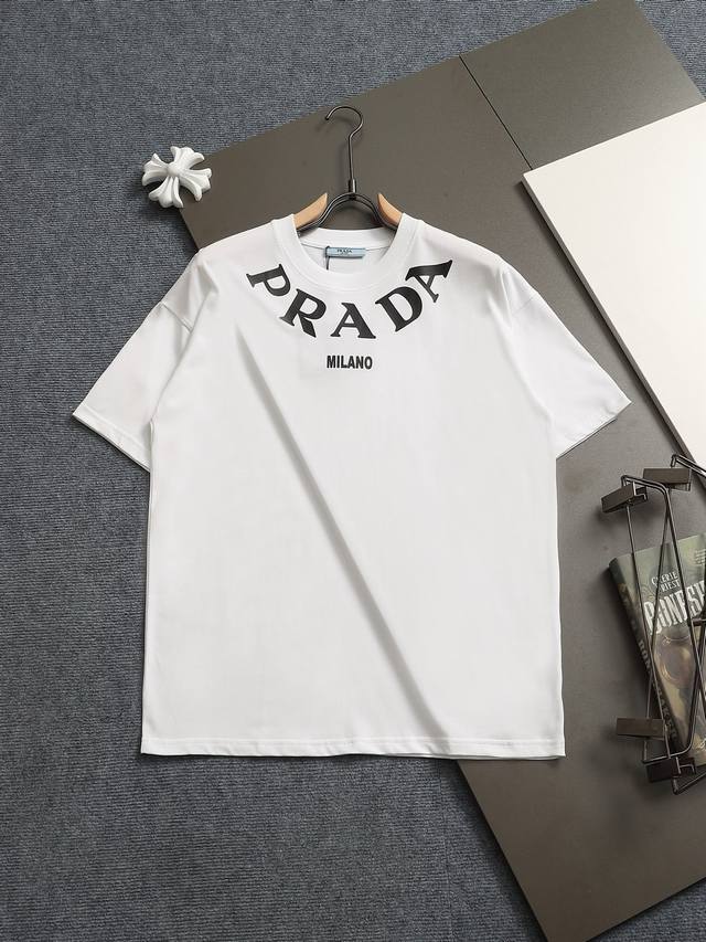 prad*微宽版型Xs-L 普拉达 25Ss新款胸前印花短袖T恤,这款T恤融运动风极简主义设计和精美细节于一身。拼接了进口家独家布料,前胸的prada 涂珐琅三 prad*微宽版型Xs-L 普拉达 25Ss新款胸前印花短袖T恤,这款T恤融运动风极简主义设计和精美细节于一身。拼接了进口家独家布料,前胸的prada 涂珐琅三
