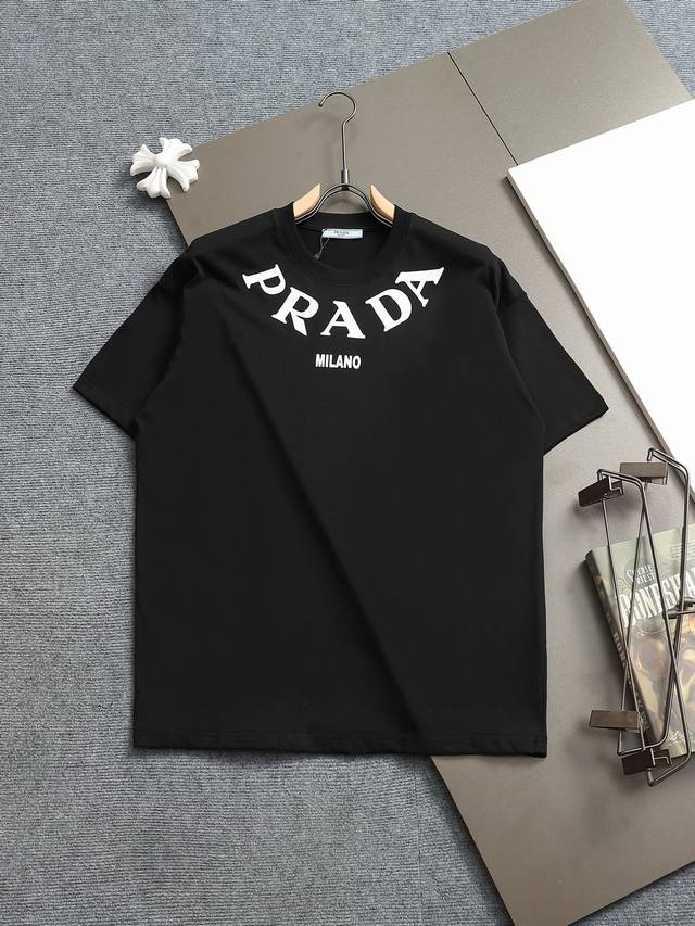 prad*微宽版型Xs-L 普拉达 25Ss新款胸前印花短袖T恤,这款T恤融运动风极简主义设计和精美细节于一身。拼接了进口家独家布料,前胸的prada 涂珐琅三 prad*微宽版型Xs-L 普拉达 25Ss新款胸前印花短袖T恤,这款T恤融运动风极简主义设计和精美细节于一身。拼接了进口家独家布料,前胸的prada 涂珐琅三