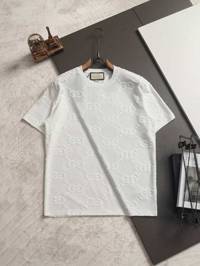 Gucci 古驰-定制提花字母圆领T恤 经典满印暗纹Gg字母Logo提花标识 纯原品质 原版面料100 %棉质 百搭时尚 轻奢潮流 吊牌 领标 洗水 三标齐全 Gucci 古驰-定制提花字母圆领T恤 经典满印暗纹Gg字母Logo提花标识 纯原品质 原版面料100 %棉质 百搭时尚 轻奢潮流 吊牌 领标 洗水 三标齐全