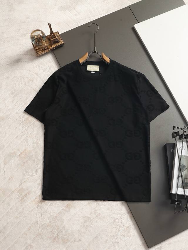 Gucci 古驰-定制提花字母圆领T恤 经典满印暗纹Gg字母Logo提花标识 纯原品质 原版面料100 %棉质 百搭时尚 轻奢潮流 吊牌 领标 洗水 三标齐全 Gucci 古驰-定制提花字母圆领T恤 经典满印暗纹Gg字母Logo提花标识 纯原品质 原版面料100 %棉质 百搭时尚 轻奢潮流 吊牌 领标 洗水 三标齐全