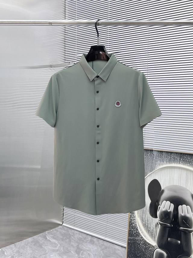 蒙口 高端货商务 白领 单位人士必入单品！ 休闲商务翻领短袖，科技面料，体感非常棒，手感顺滑质感很棒！弹性好，无任何束缚感，面料自带透气网孔，吸湿排汗，速干保持