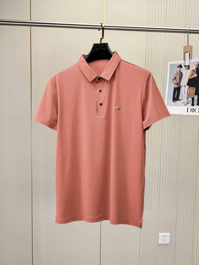 杜嘉班纳D&G 高端货商务 白领 单位人士必入单品！ 休闲商务翻领短袖，科技面料，体感非常棒，手感顺滑质感很棒！弹性好，无任何束缚感，面料自带透气网孔，吸湿排汗