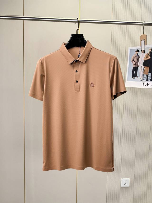 路易威登Lv 高端货商务 白领 单位人士必入单品! 休闲商务翻领短袖,科技面料,体感非常棒,手感顺滑质感很棒!弹性好,无任何束缚感,面料自带透气网孔,吸湿排汗, 路易威登Lv 高端货商务 白领 单位人士必入单品! 休闲商务翻领短袖,科技面料,体感非常棒,手感顺滑质感很棒!弹性好,无任何束缚感,面料自带透气网孔,吸湿排汗,