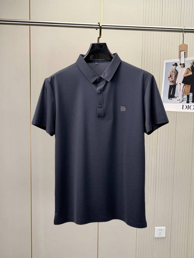 杜嘉班纳D&G 高端货商务 白领 单位人士必入单品！ 休闲商务翻领短袖，科技面料，体感非常棒，手感顺滑质感很棒！弹性好，无任何束缚感，面料自带透气网孔，吸湿排汗