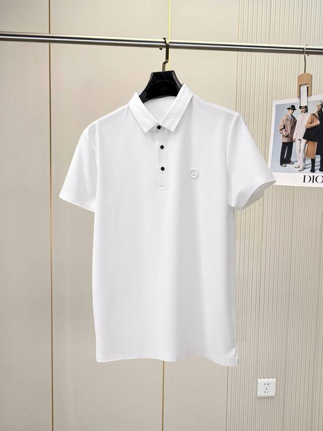 杜嘉班纳D&G 高端货商务 白领 单位人士必入单品！ 休闲商务翻领短袖，科技面料，体感非常棒，手感顺滑质感很棒！弹性好，无任何束缚感，面料自带透气网孔，吸湿排汗