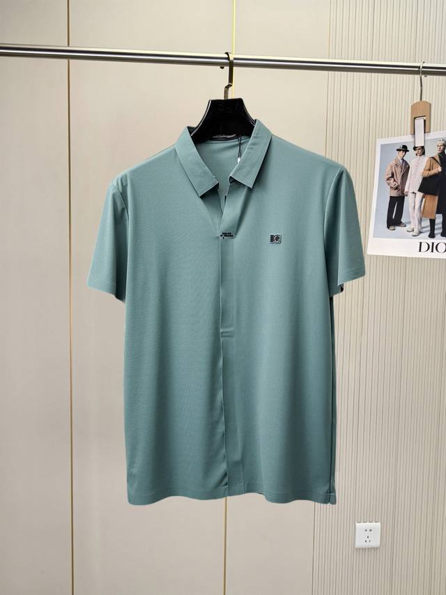 杜嘉班纳D&G 高端货商务 白领 单位人士必入单品！ 休闲商务翻领短袖，科技面料，体感非常棒，手感顺滑质感很棒！弹性好，无任何束缚感，面料自带透气网孔，吸湿排汗