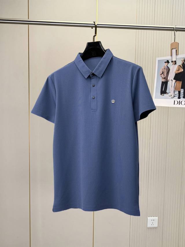 杜嘉班纳D&G 高端货商务 白领 单位人士必入单品！ 休闲商务翻领短袖，科技面料，体感非常棒，手感顺滑质感很棒！弹性好，无任何束缚感，面料自带透气网孔，吸湿排汗