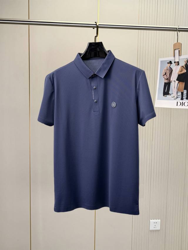 杜嘉班纳D&G 高端货商务 白领 单位人士必入单品！ 休闲商务翻领短袖，科技面料，体感非常棒，手感顺滑质感很棒！弹性好，无任何束缚感，面料自带透气网孔，吸湿排汗