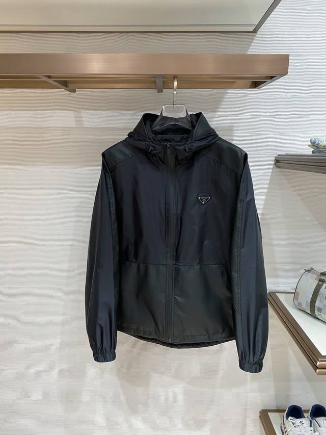 prada 普拉达 2026Ss春季新款连帽夹克外套 全高端版本!高定专柜面料辅料,透气舒适度高,细节无可挑剔,做工考究工艺复杂,呈现休闲裁剪,上身版型超赞 码 prada 普拉达 2026Ss春季新款连帽夹克外套 全高端版本!高定专柜面料辅料,透气舒适度高,细节无可挑剔,做工考究工艺复杂,呈现休闲裁剪,上身版型超赞 码