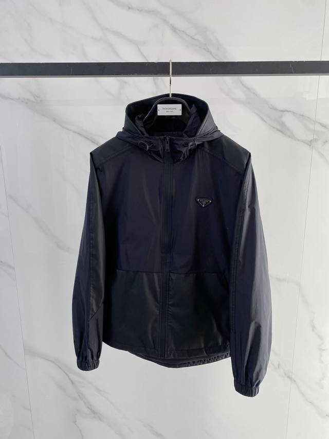 prada 普拉达 2026Ss春季新款连帽夹克外套 全高端版本!高定专柜面料辅料,透气舒适度高,细节无可挑剔,做工考究工艺复杂,呈现休闲裁剪,上身版型超赞 码 prada 普拉达 2026Ss春季新款连帽夹克外套 全高端版本!高定专柜面料辅料,透气舒适度高,细节无可挑剔,做工考究工艺复杂,呈现休闲裁剪,上身版型超赞 码